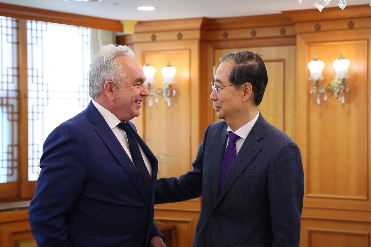 Acting President Han Duck-soo welcomes The Asia Group Chairman and Co-Founder Kurt Campbell at the government complex in Seoul, Wednesday. (Yonhap)