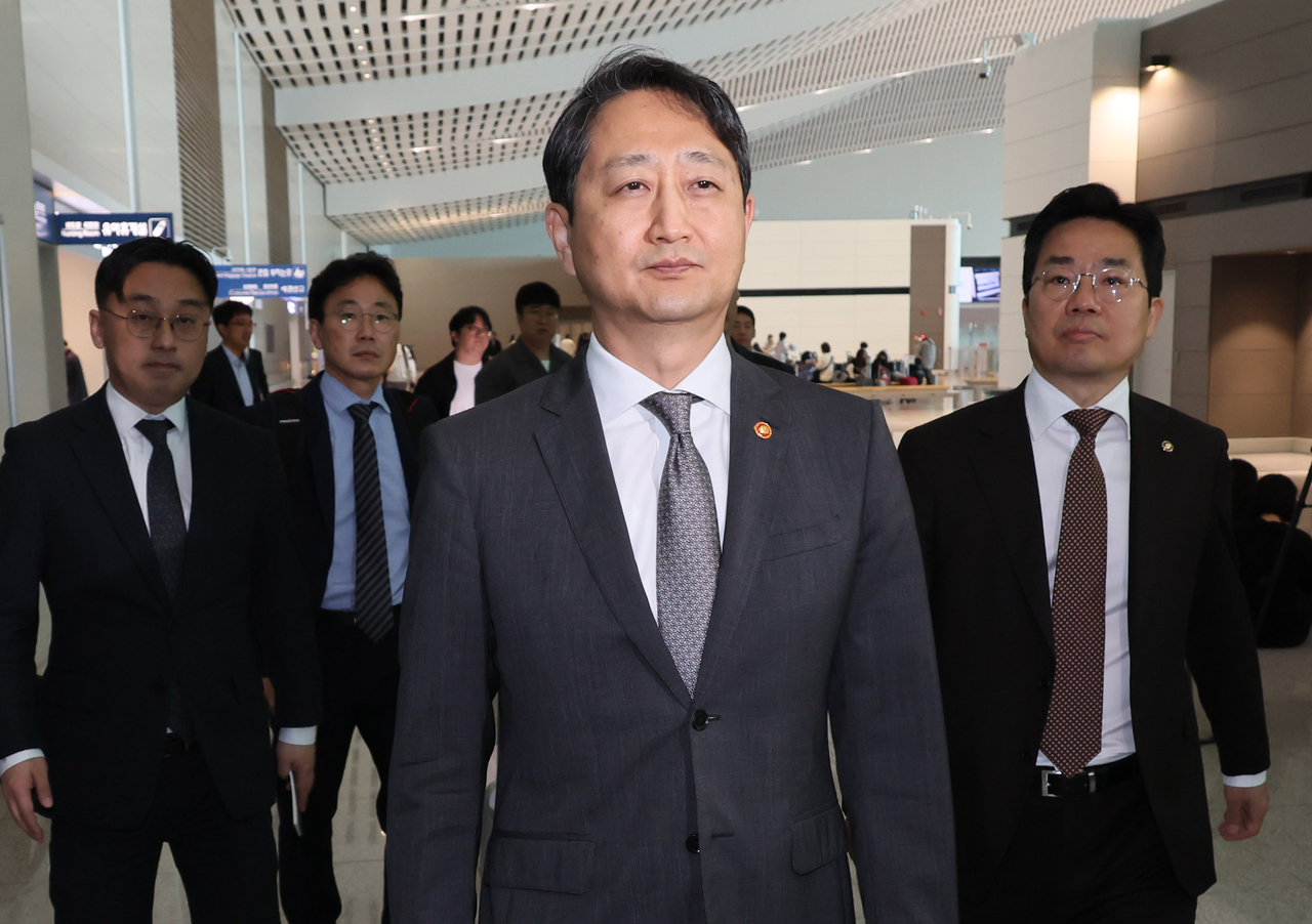 South Korean Industry Minister Ahn Duk-geun (second from R) departs for Washington from Incheon International Airport, about 60 kilometers west of Seoul, on Wednesday, for trade consultations with the Donald Trump administration. (Yonhap)