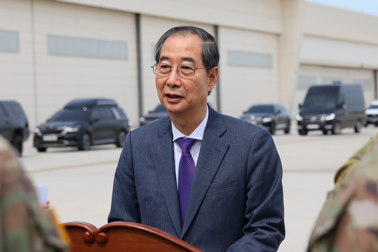 한덕수 대통령 권한대행 국무총리는 23일 경기도 평택시 캠프 험프리스 한미연합군사령부를 방문해 제이비어 브런슨 한미연합사령관 등과 현안을 논의하고 한미 장병을 격려했다. [총리실 제공]