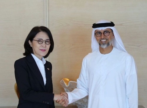 South Korea's Second Vice Foreign Minister Kang In-sun (left) and UAE Energy Minister Suhail Mohamed Al Mazrouei shake hands in this photo provided on Wednesday. (Ministry of Foreign Affairs)