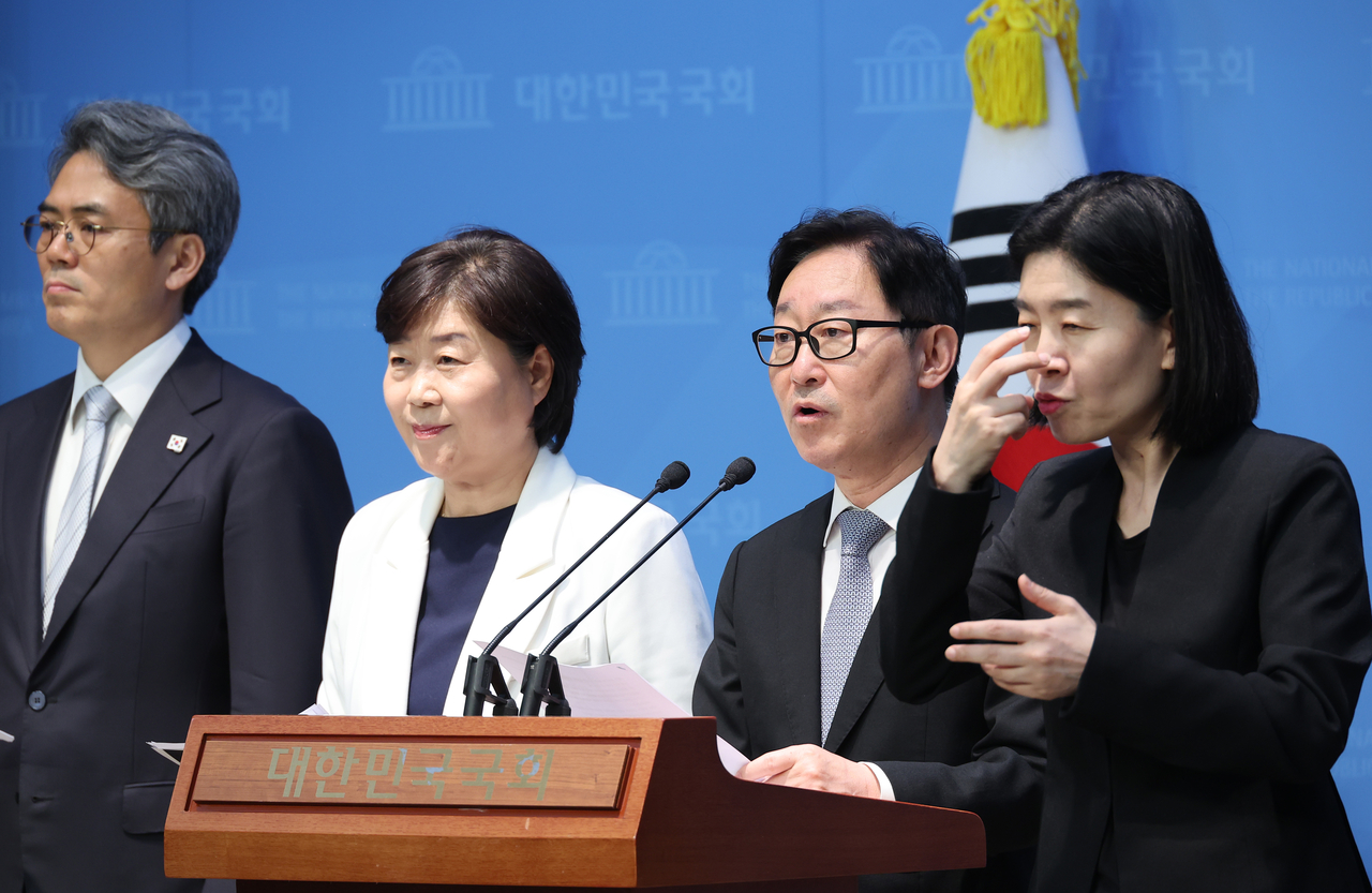 국회 법제사법위원회 더불어민주당 간사인 박범계 의원이 22일 서울 여의도 국회 소통관에서 박성재 법무부장관에 “알박기 인사를 당장 중단하라”고 발언하며 법무부 감찰관, 대검찰청 감찰부장을 포함한 일체의 인사 중지를 촉구하고 있다. [연합]