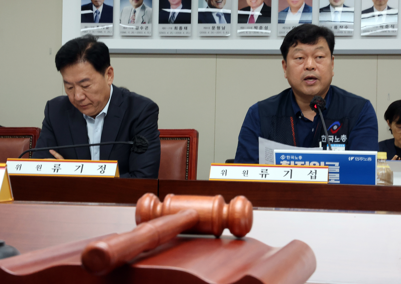 최저임금위원회 근로자위원인 류기섭(오른쪽) 한국노총 사무총장이 22일 정부세종청사에서 열린 내년도 최저임금 수준을 결정하기 위한 최저임금위원회 1차 전원회의에서 인사말을 하고 있다. 왼쪽은 사용자위원인 류기정 한국경영자총협회 전무. [연합]