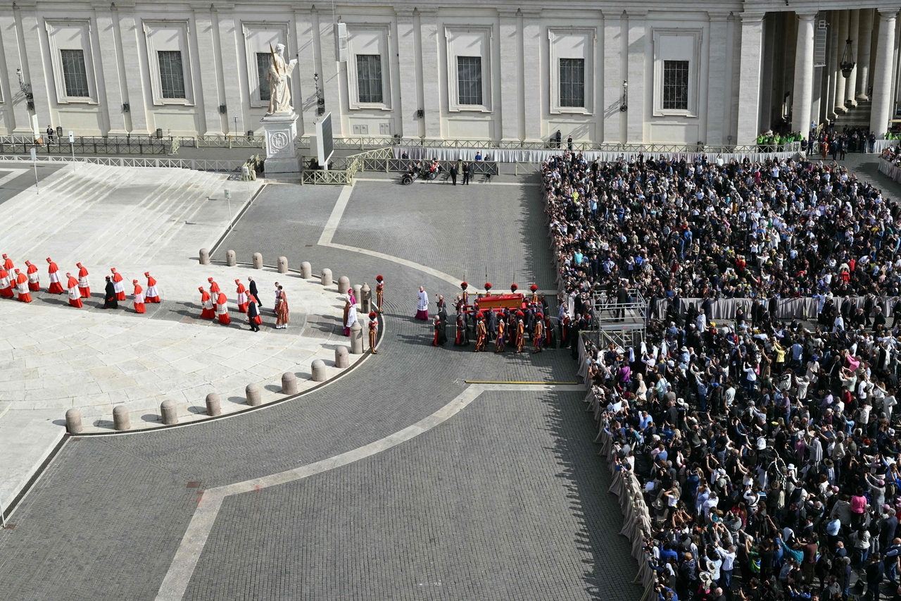 The procession of pallbearers and Swiss Guards carrying the coffin of the late Pope Francis (center) from chapel of Santa Marta follow Cardinals into St. Peter's Basilica, in the Vatican, Wednesday.   (AFP-Yonhap)