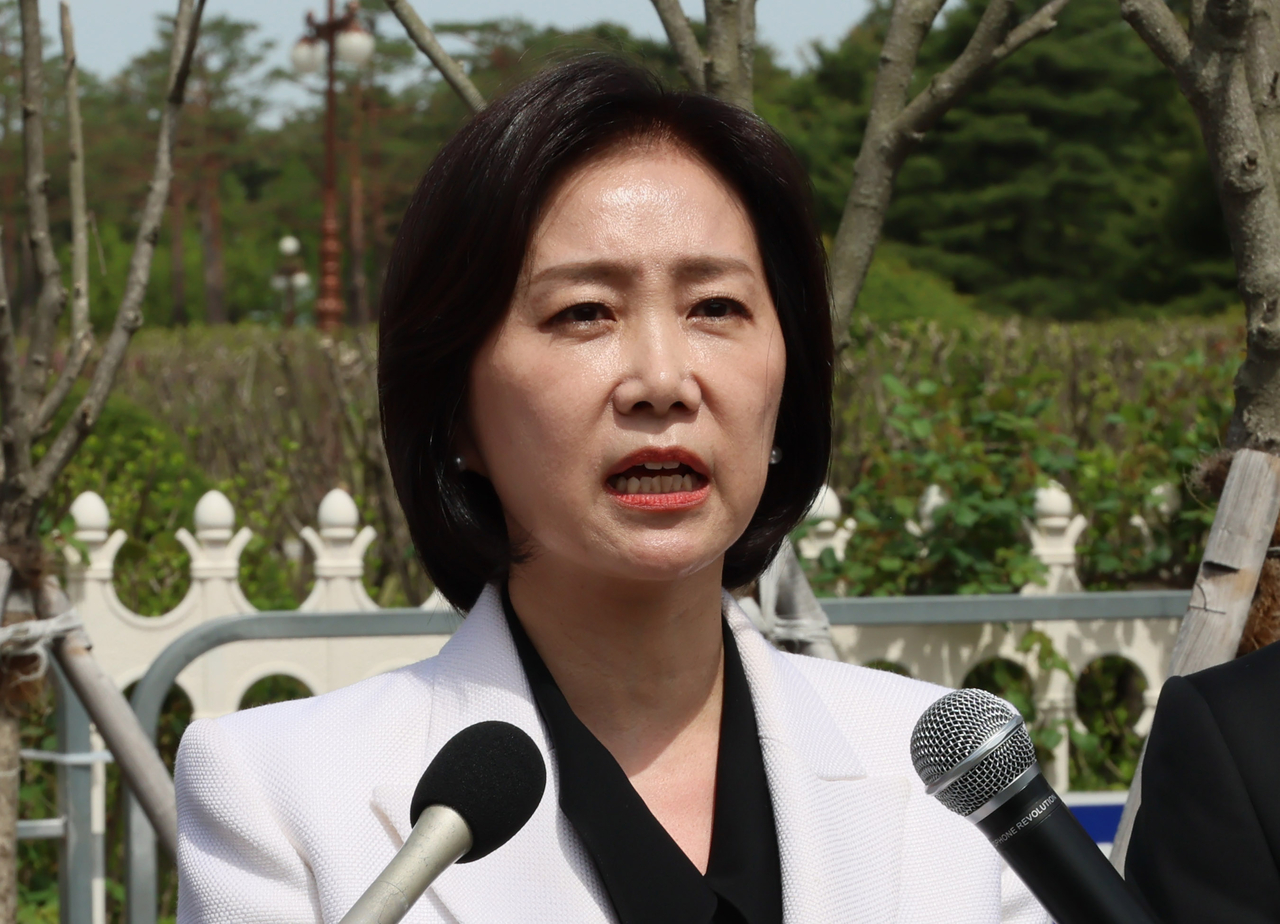 개혁신당 허은아 전 대표가 23일 서울 여의도 국회의사당 앞에서 개혁신당 탈당 선언 기자회견을 하고 있다.  연합뉴스