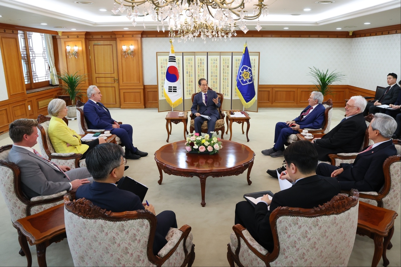 한덕수 대통령 권한대행 국무총리가 23일 정부서울청사에서 커트 캠벨 아시아 그룹 이사장 등 미국 학계 및 전직 행정부 인사들을 접견하고 있다.［연합］