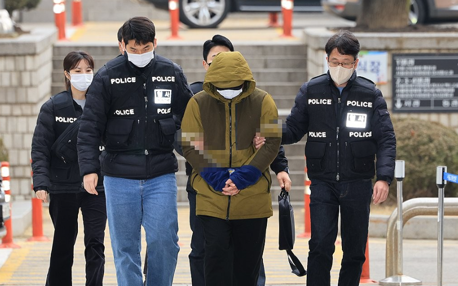 지난해 12월 아내를 살해한 혐의로 체포된 대형 로펌 미국 변호사 A씨가 서울중앙지방법원에서 열린 구속 전 피의자 심문에 출석하고 있다. [연합]
