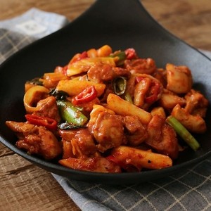 Cheesy spicy chicken stir-fry (cheese dakgalbi)