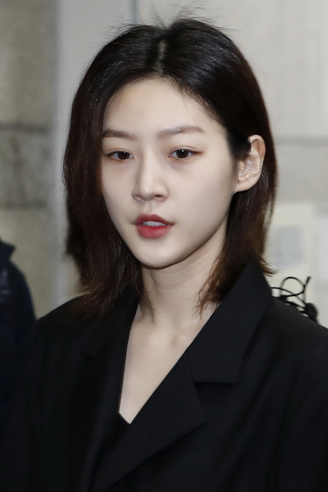 배우 김새론이 5일 서울 서초구 서울중앙지방법원에서 열린 음주운전 사고 1심에서 벌금 2000만 원을 선고받은 뒤 이동하고 있다. [뉴시스]