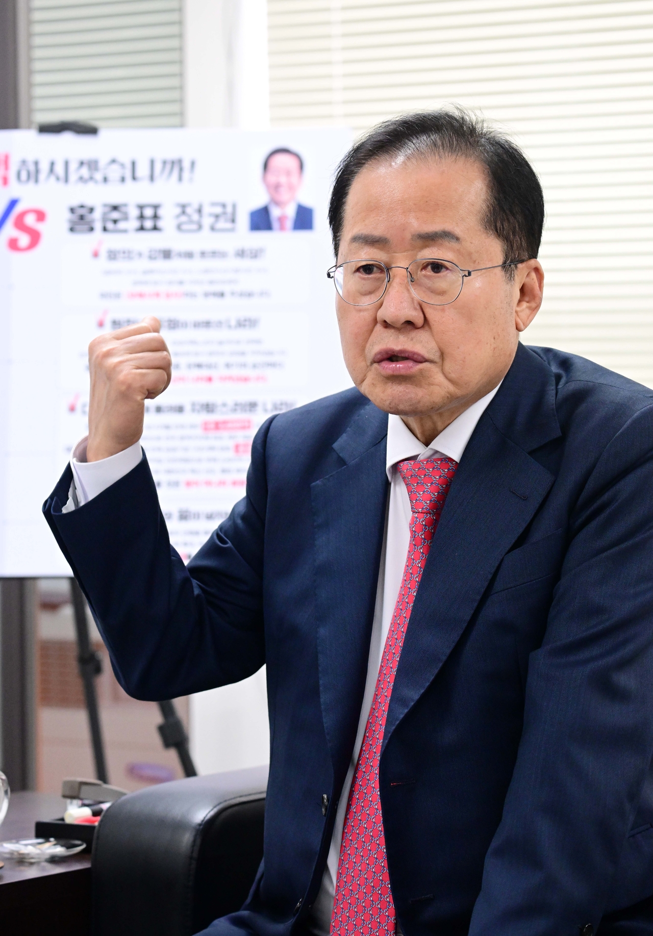 국민의힘 대선 경선에 나선 홍준표 후보가 22일 오후 서울 여의도 대선캠프 사무실에서 헤럴드경제와 인터뷰를 하고 있다. 그는 이번 대선을 관통하는 시대정신이 무엇이냐고 묻자 “우리나라가 선진국에 걸맞게 정치 체제를 바꾸고 경제, 사회, 문화, 외교, 국방 모두 바꾸자는 것”이라고 답변했다. 이상섭 기자