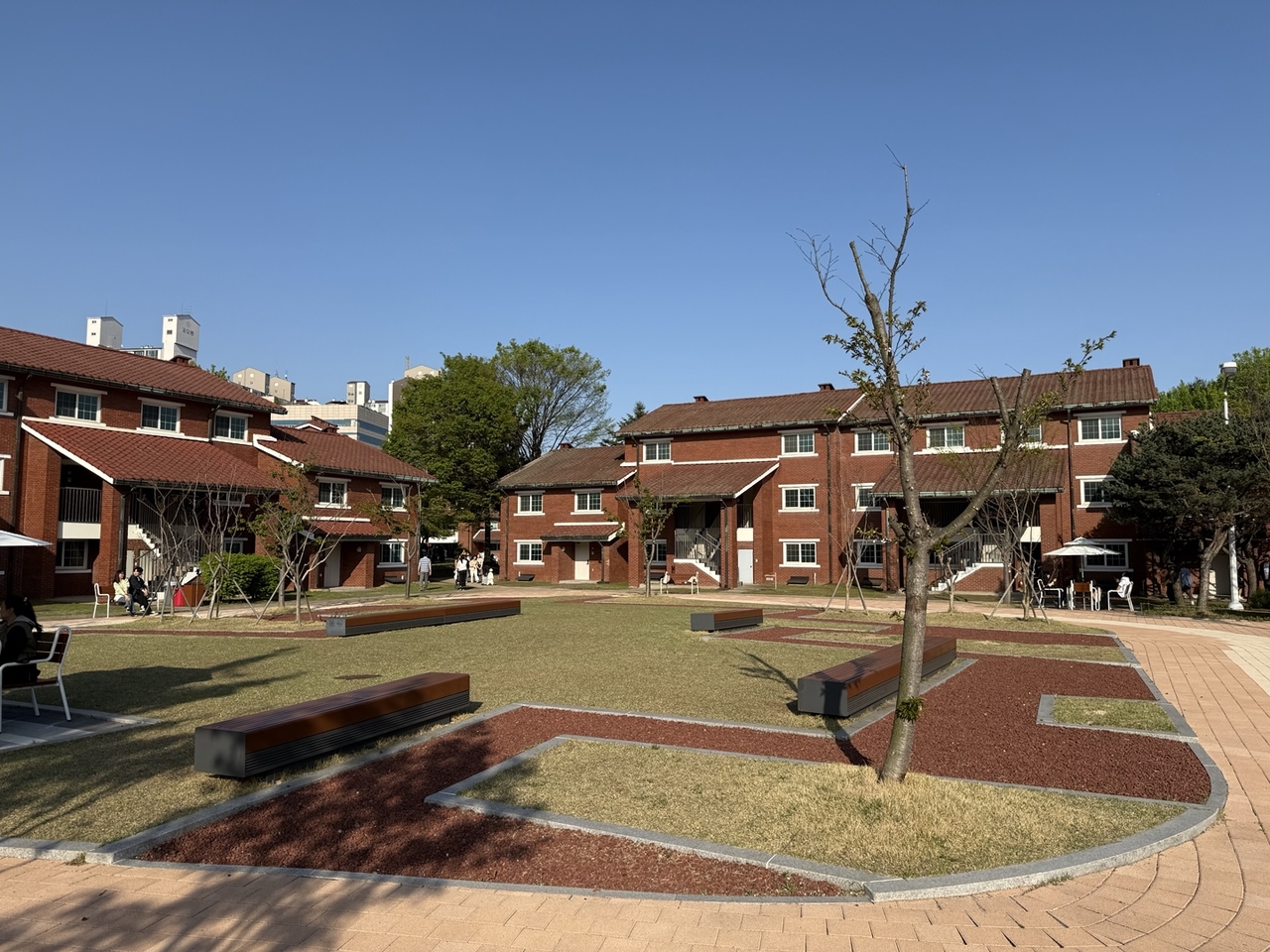 Front lawn of a Black Hawk Village townhouse in Yongsan Park (Moon Ki-hoon/The Korea Herald)