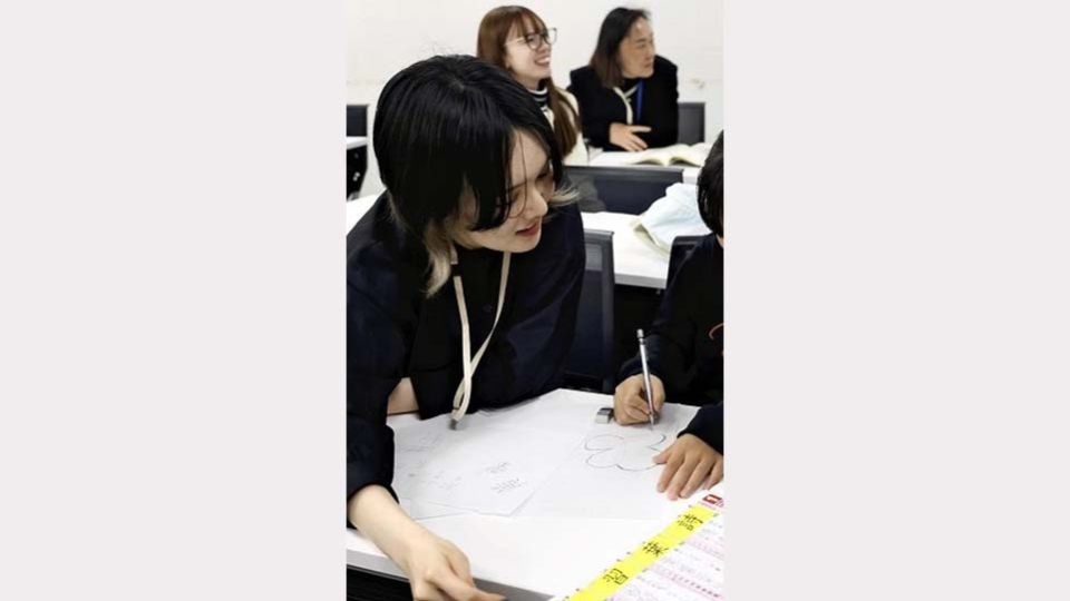 A university student teaches Japanese to children with foreign roots at Toyo University in Bunkyo ward, Tokyo.    (Japan News)