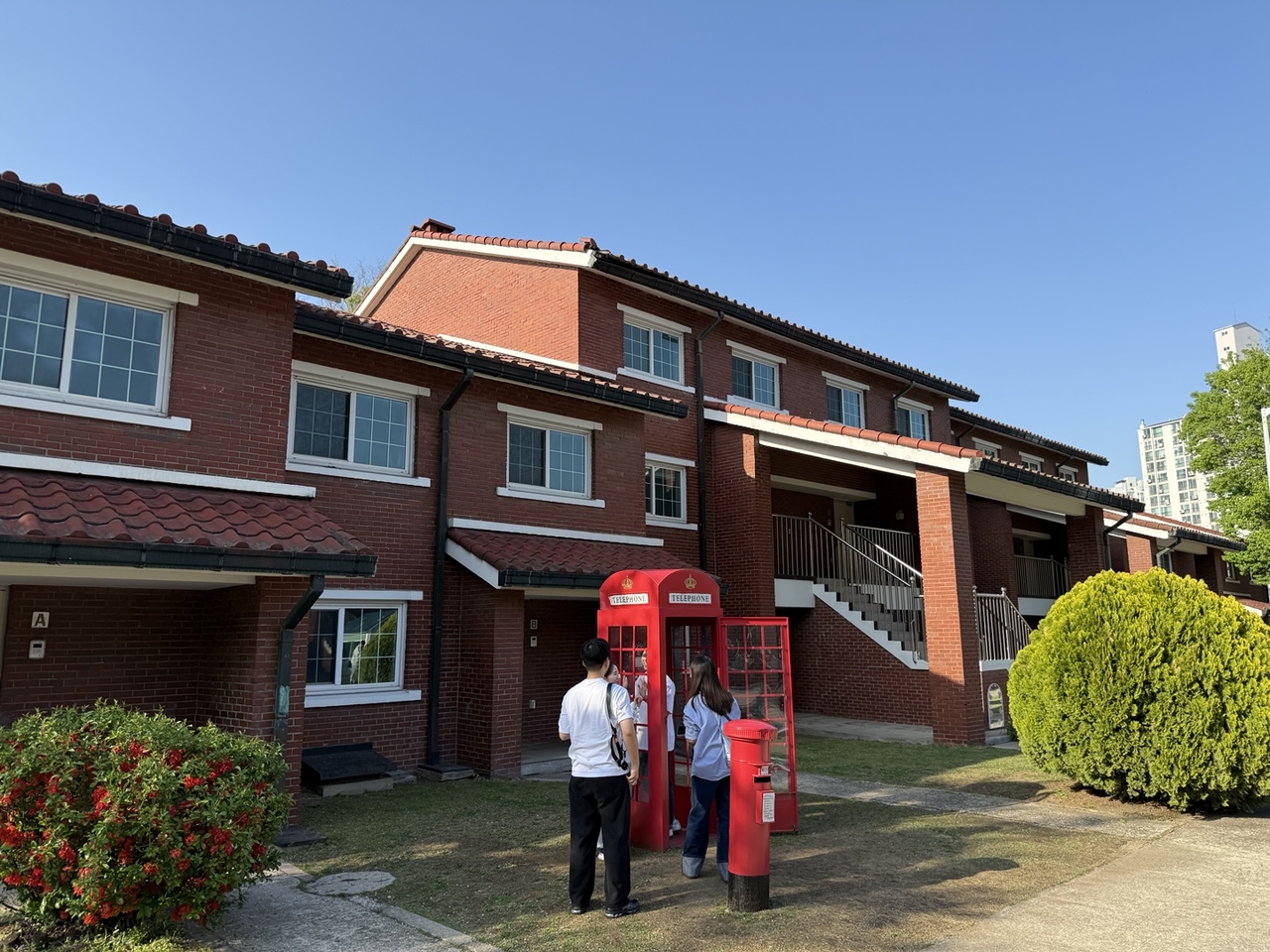 Vintage phone booth and postbox at Black Hawk Village, Yongsan Park (Moon Ki-hoon/The Korea Herald)