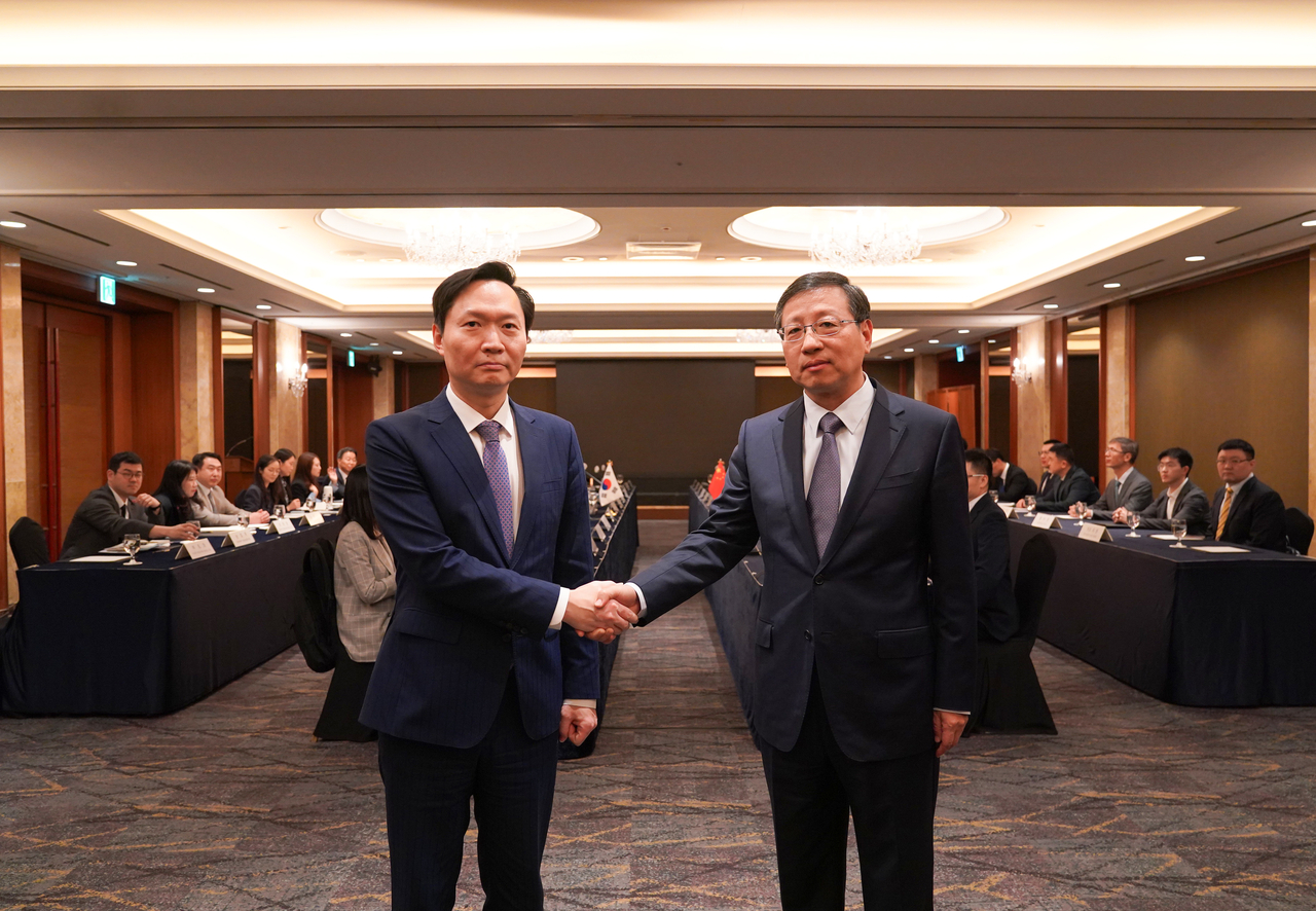 한중 양국이 제3차 한중 해양협력대화를 개최한 가운데 우리 정부는 서해 구조물에 대한 우려 입장을 전달했다. 강영신(왼쪽) 외교부 동북·중앙아국장 과 중국 외교부 훙량 변계해양사무국장이 기념촬영하고 있다. [외교부 제공]