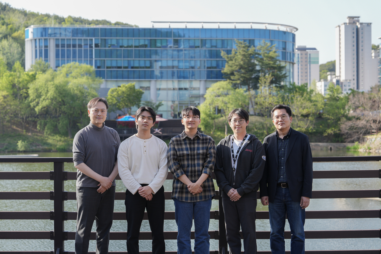 최원영(우측부터) 교수, 정성엽 연구원, 남주한 박사, 조은찬 연구원, 오현철 교수.[UNIST 제공]