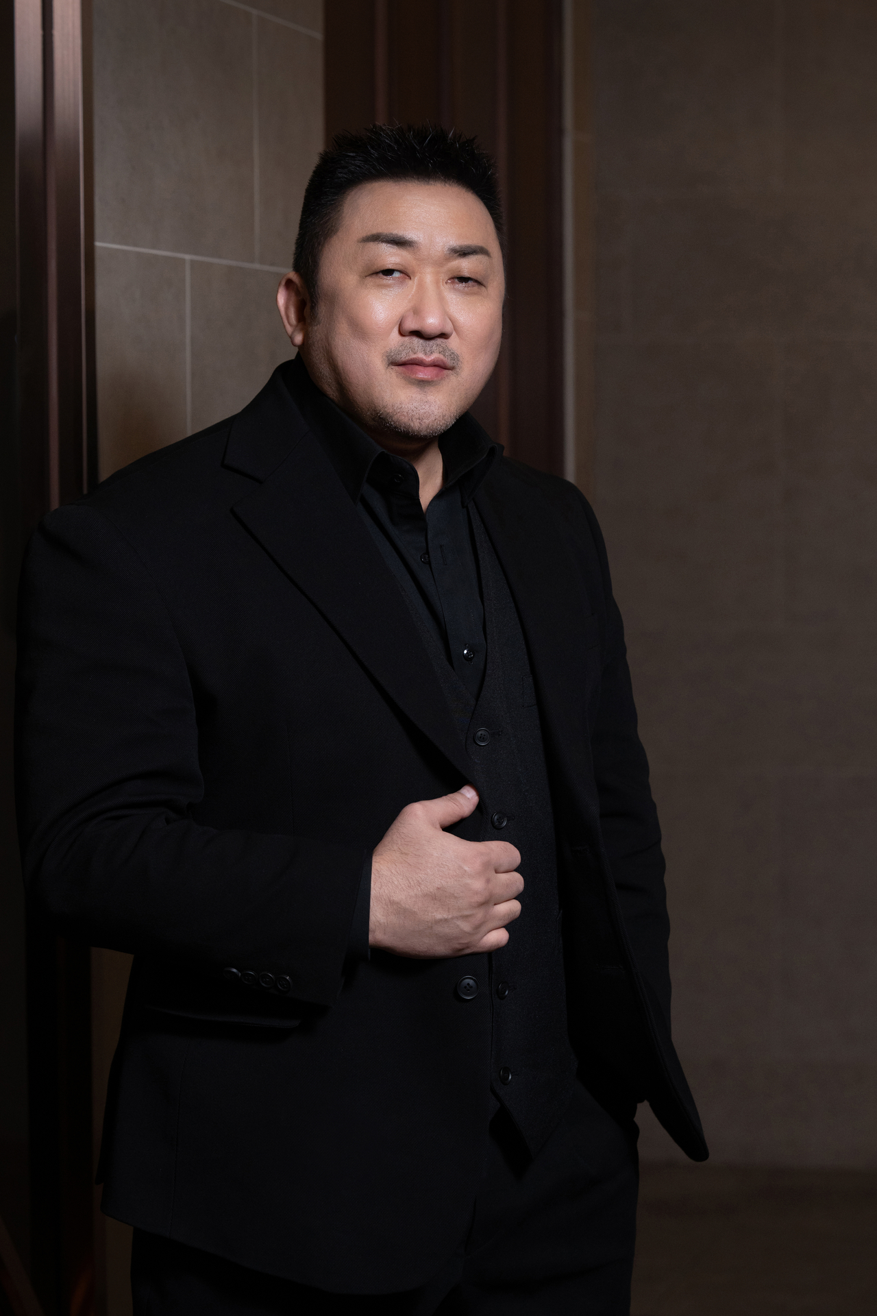 한국영화에서 마동석처럼 배우 자체가 하나의 캐릭터로 인식되는 케이스가 또 있을까. 마동석이 제작자이자 주연으로 참여한 영화 ‘거룩한 밤:데몬헌터스’가 30일 개봉을 앞두고 있다. 롯데엔터테인먼트 제공