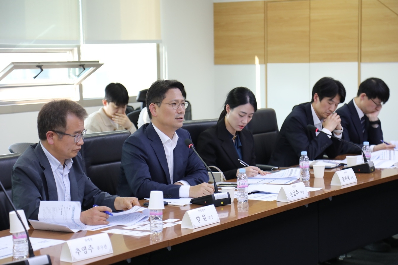 손성수 관세청 심사국장(왼쪽에서 두번째)이 23일 오후 한국철강협회에서 열린 미국 통상정책 대응을 위한 간담회에서 모두 발언하고 있다