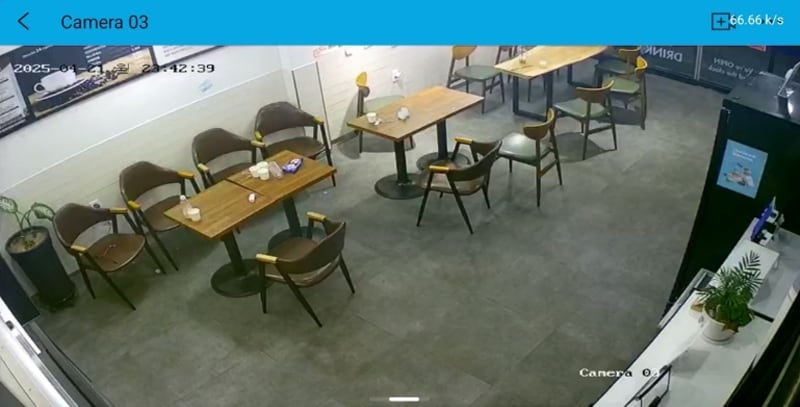여성 손님들이 치우기 전 어질러져 있던 카페의 모습[‘아프니까 사장이다’ 캡처]