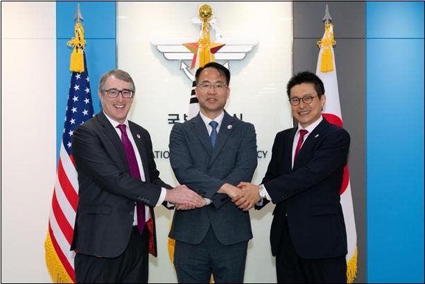 한국과 미국, 일본은 22~23일 서울 용산 국방부청사에서 한미일 안보회의(DTT) 도상훈련(TTX) 및 실무회의를 개최했다고 국방부가 24일 밝혔다.  DTT 실무회의에는 한국 국방부 국제정책차장, 미 국방부 동아시아 선임과장, 일본 방위성 일미방위협력과장이 대표로 참가했다. [국방부 제공]