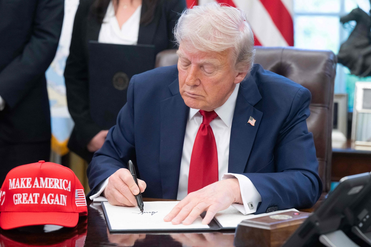 US President Donald Trump signs executive orders in the Oval Office of the White House in Washington on Wednesday. AFP-Yonhap