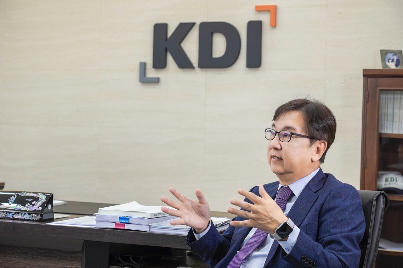 조동철 한구개발연구원(KDI) 원장이 24일 세종 집무실에서 헤럴드경제와 인터뷰를 하고 있다.［KDI 제공］