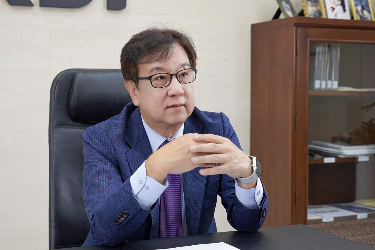 조동철 한구개발연구원(KDI) 원장이 24일 세종 집무실에서 헤럴드경제와 인터뷰를 하고 있다.［KDI 제공］