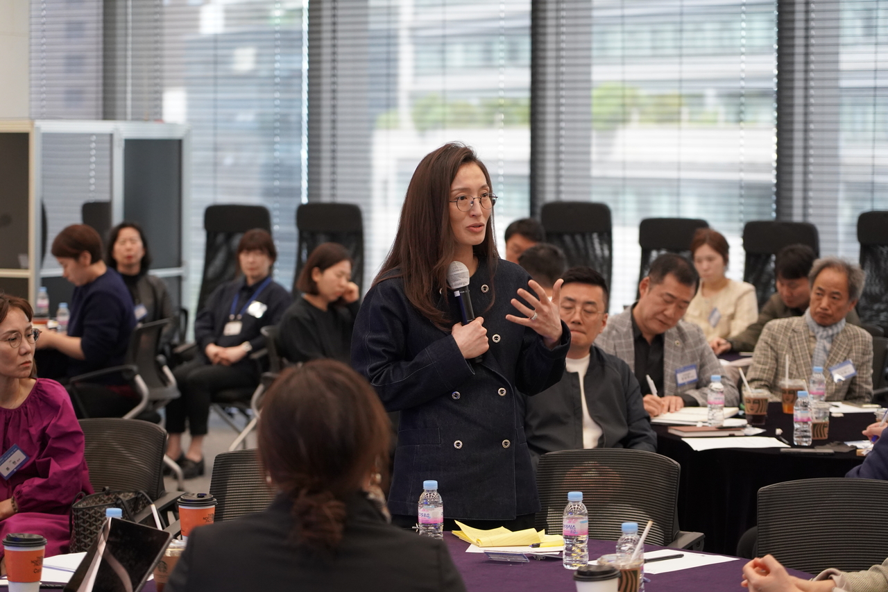 23일 영원무역 명동빌딩에서 개최된 ‘K-패션 미국 관세 정책 대응 전략 이슈 컨퍼런스’에서 성래은 한국패션협회 회장이 발언하고 있다. [한국패션협회 제공]