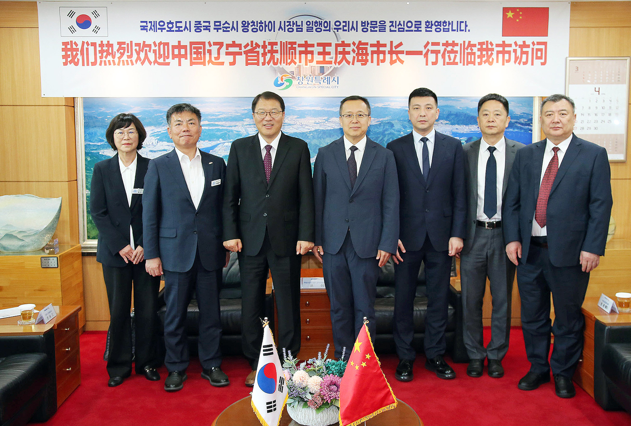 장금용(왼쪽에서 세번째) 창원시장 권한대행이 왕칭하이(네번째) 중국 요녕성 무순시장을 비롯한 대표단 5명을 맞이하고 기념 촬영을 하고 있다. [창원시 제공]