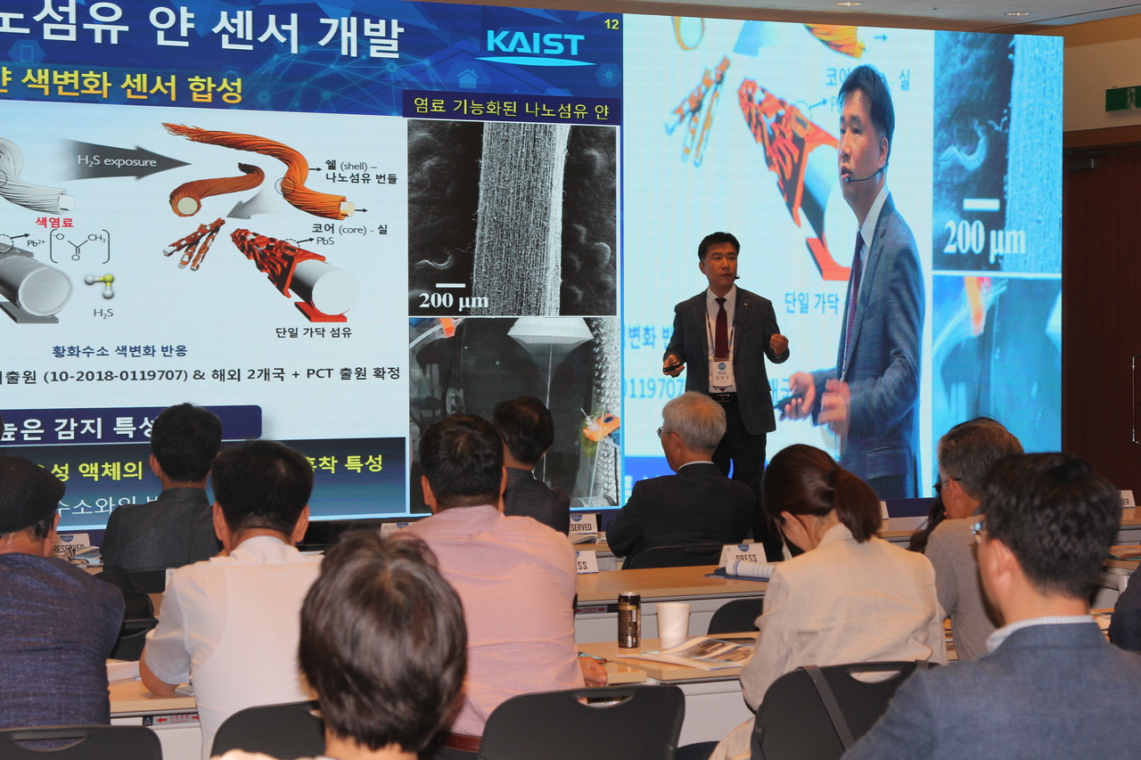 김일두 KAIST 교수가 테크페어에서 개발 기술에 대해 설명하고 있다. [KAIST 제공]