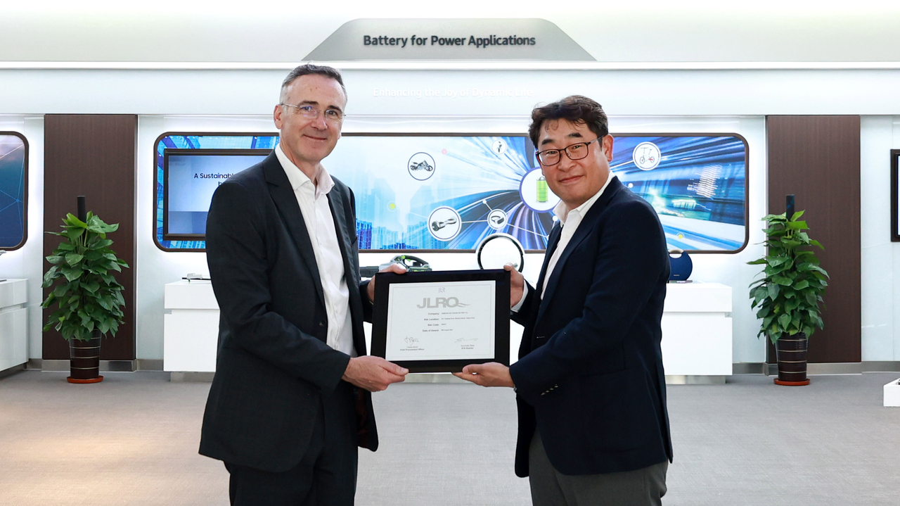 Park Jeong-ho (right), head of Samsung SDI’s subsidiary in Tianjin, China, receives a certificate from Nick Wells, vice president of procurement for China and the Asia Pacific region at Jaguar Land Rover, acknowledging Samsung SDI's selection for the JLR Quality Award at the battery maker’s Tianjin plant in China on Wednesday. (Samsung SDI)