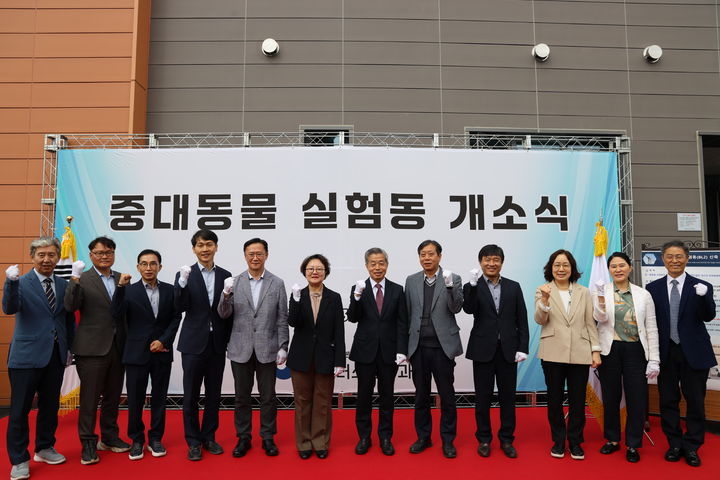농림축산검역본부는 23일 경북 김천에 위치한 본부에서 소·돼지 등 중대동물 질병 대응 기술 개발을 위한 중대동물실험동 개소식을 개최했다고 밝혔다. [농림축산식품부 제공]