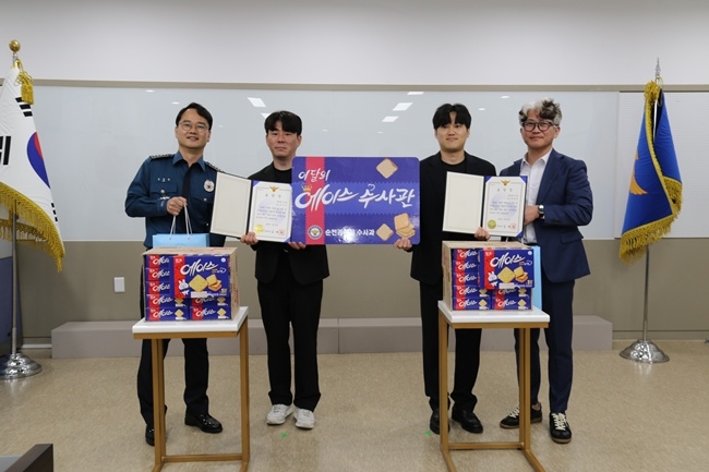 순천경찰서 ‘이달의 에이스 수사관’에 선정된 정윤후, 김수근 경사가 24일 김대원 서장(맨 왼쪽)과 기념 촬영을 하고 있다.