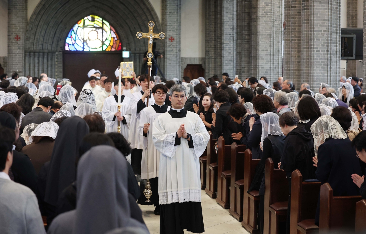 View of the memorial Mass for Pope Francis held at Myeongdong Cathedral in Jung-gu, Seoul, Thursday (Yonhap)