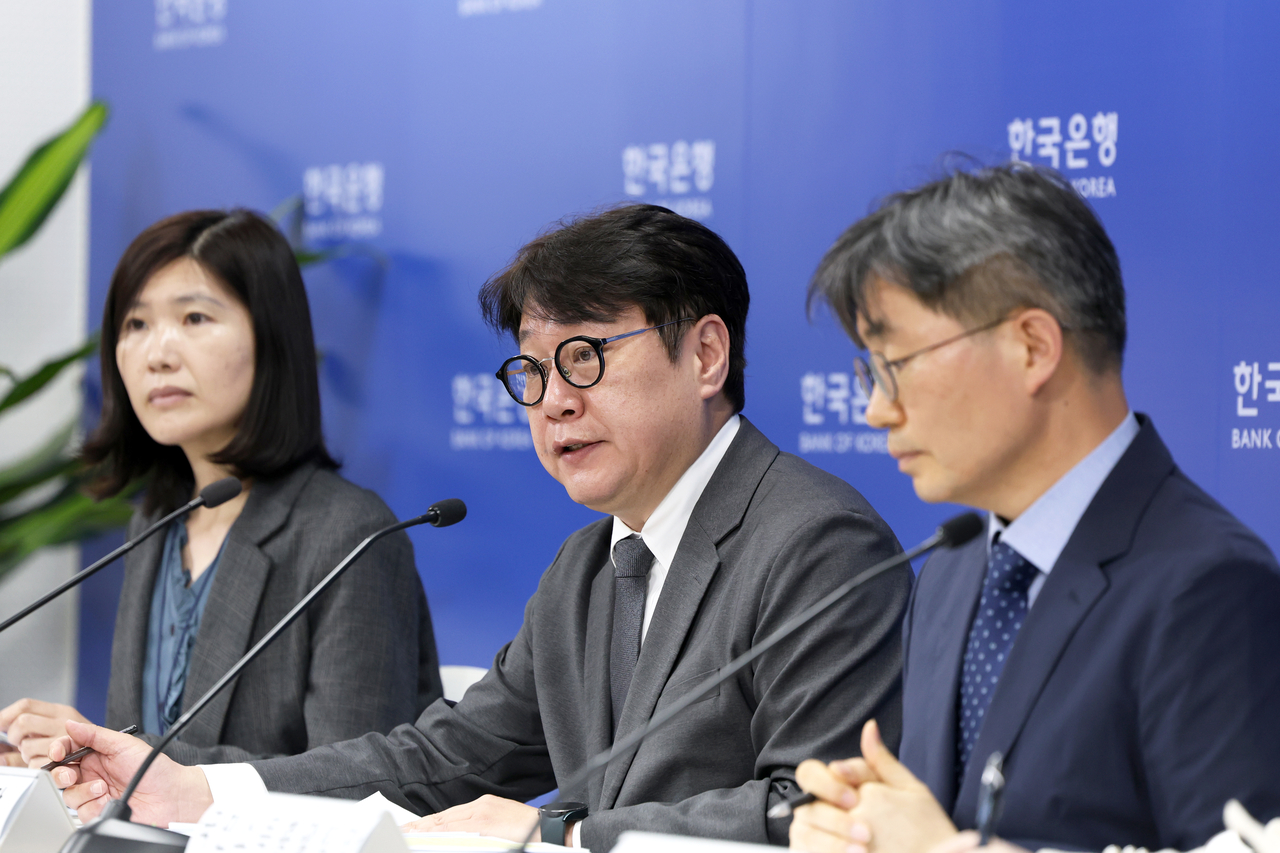 이동원(가운데) 한국은행 경제통계2국장이 24일 오전 서울 중구 한국은행에서 2025년 1/4분기 실질 국내총생산(속보)의 주요 특징을 설명하고 있다. 왼쪽부터 이현영 지출국민소득팀장, 이 국장, 박창현 국민소득총괄팀장 [한은 제공]