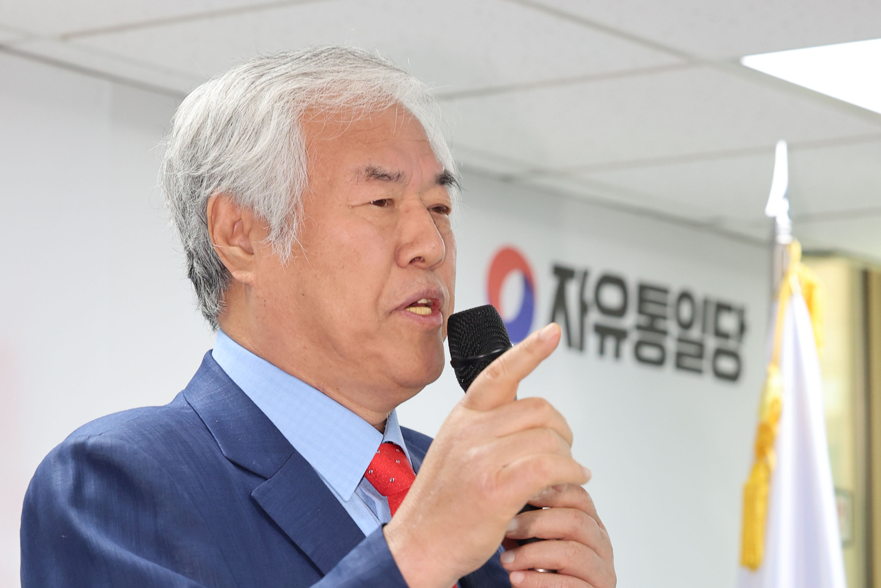 The Rev. Jeon Kwang-hoon announces his intent to run in the upcoming June 3 presidential elections during a press conference held at the Liberty Unification Party's headquarters in Yeouido, western Seoul, Thursday. (Newsis)