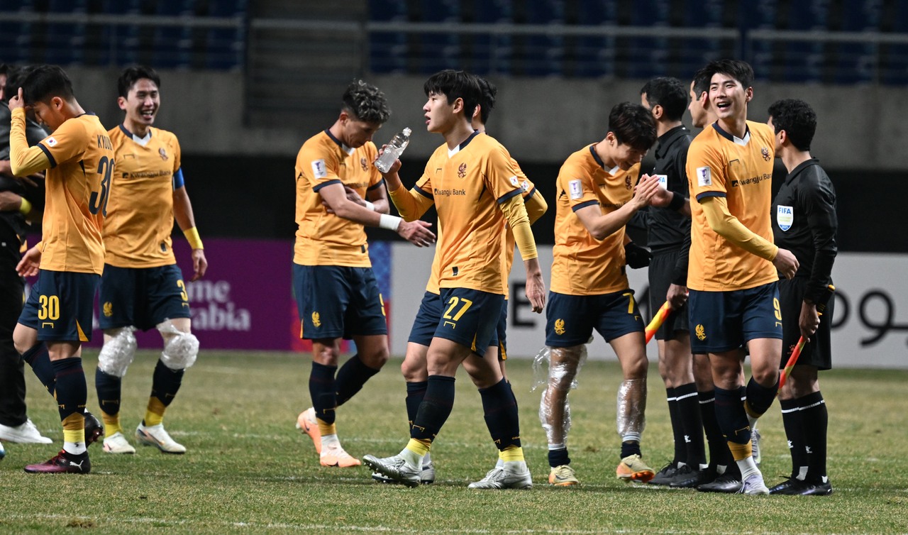 Gwangju FC players celebrate after beating Vissel Kobe 3-0 in the second leg of the round of 16 at the Asian Football Confederation Champions League Elite at Gwangju World Cup Stadium in Gwangju, some 270 kilometers south of Seoul, in this file photo from Mar. 12. (Newsis)