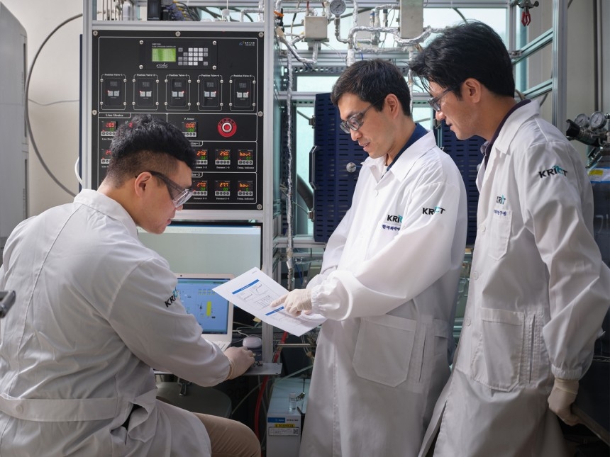 한국화학연구원 연구진이 CCU 반응설비를 살펴보고 있다. [한국화학연구원 제공]