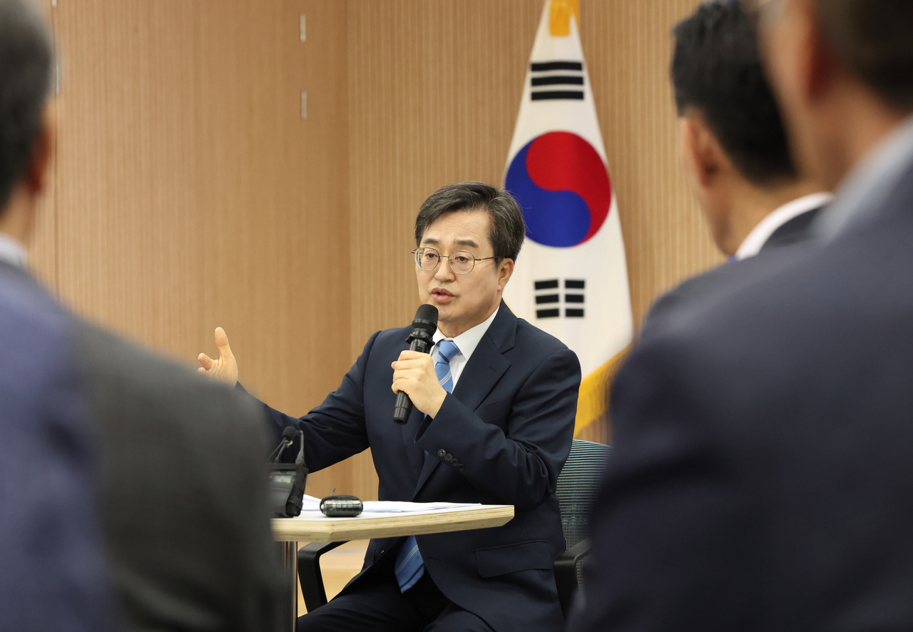 Liberal presidential hopeful and Gyeonggi Province Gov. Kim Dong-yeon speaks at a meeting with party members in Jeonju, North Jeolla Province, on Thursday. (Courtesy of Kim's presidential campaign team)