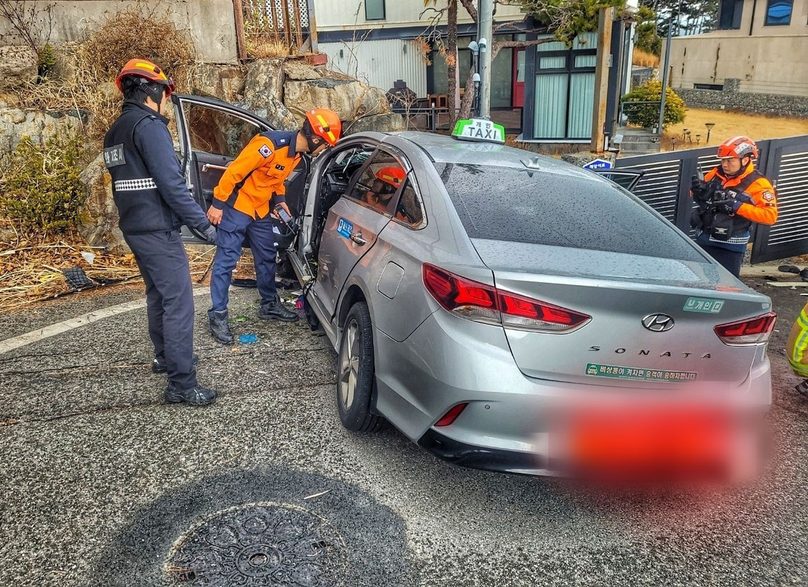 지난달 6일 울산시 울주군 서생면 진하리 한 도로에서 택시가 주택 담벼락을 들이받아 택시기사와 승객 등 4명이 숨지고 다른 승객 1명이 크게 다쳤다. 이날 사고 현장에 택시 잔해가 널려 있다. [연합]
