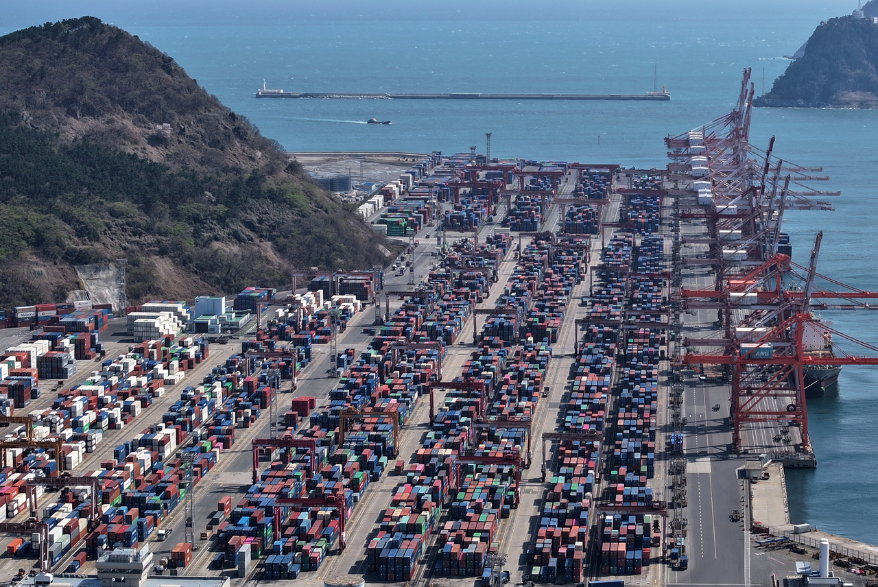 Containers are stacked at a port in South Korea's southern city of Busan on Apr. 3. (Yonhap)