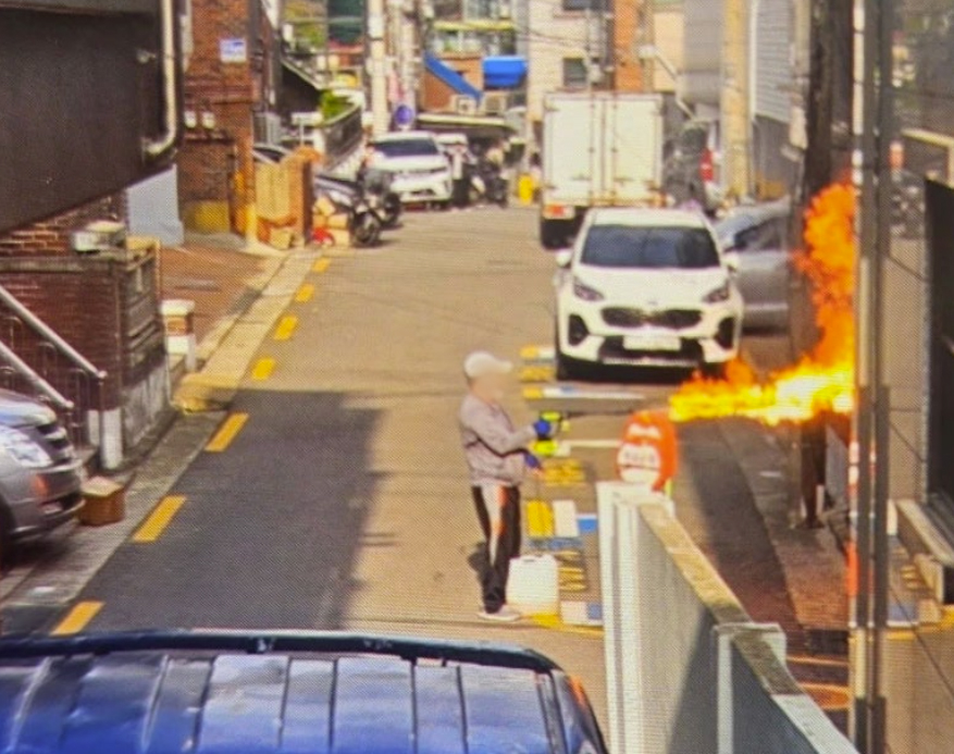 경찰이 연휴와 대통령 선거 일정 등에 대비해 오는 28일부터 6주 동안 ‘특별범죄예방활동 강화 기간’을 운영하기로 했다. 특히 최근 방화와 흉기난동 등 강력범죄까지 잇따르면서 국민안전 확보를 위한 총력 대응을 시사했다. [연합]
