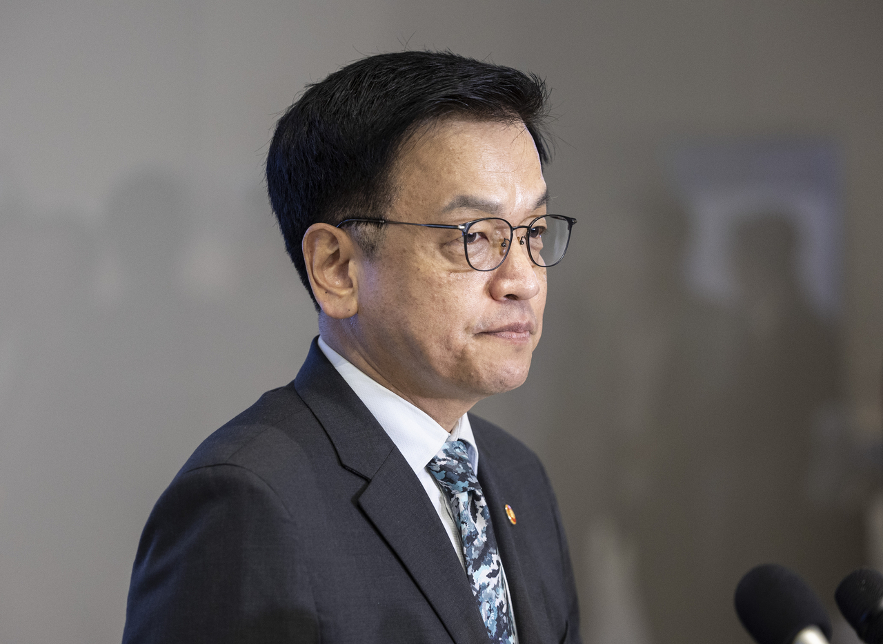 Finance Minister Choi Sang-mok speaks to reporters at Incheon International Airport, just west of Seoul, on Tuesday, before departing for Washington. (Yonhap)