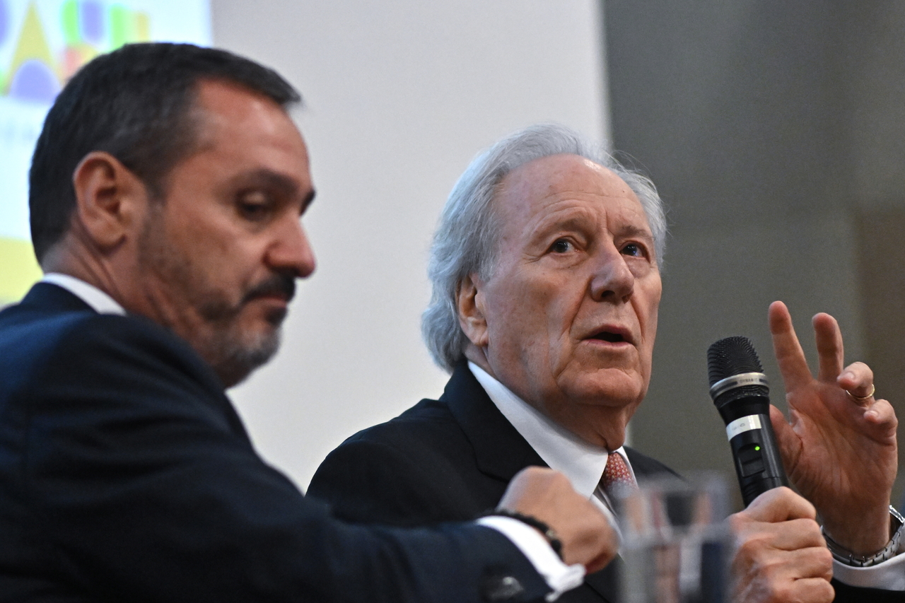 Brazil's Minister of Justice and Public Security Ricardo Lewandowski (right) speaks next to the Director-General of the Federal Police Andrei Rodrigues during a press conference in Brasilia, Brazil, Wednesday. (EPA-Yonhap)