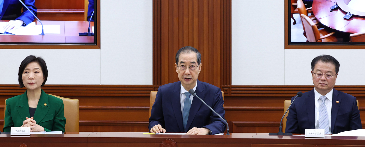 한덕수 대통령 권한대행 국무총리가 24일 정부서울청사에서 국정현안관계장관회의를 하고 있다.［연합］