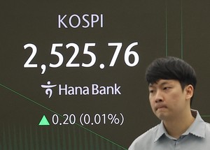 Seoul shares open lower ahead of tariff talks with US