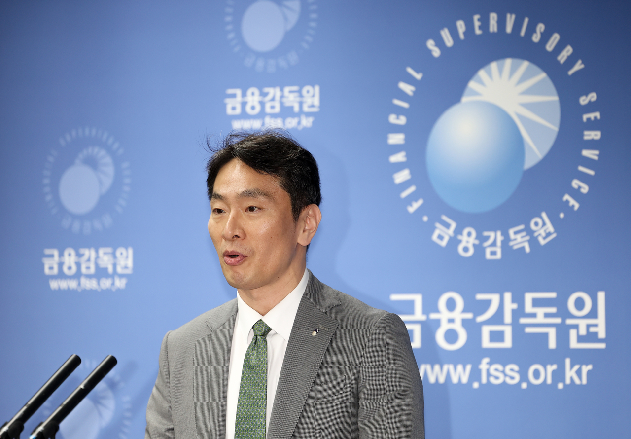 이복현 금융감독원장이 24일 서울 영등포구 금융감독원에서 열린 자본시장 현안 브리핑에서 발언하고 있다. [연합]