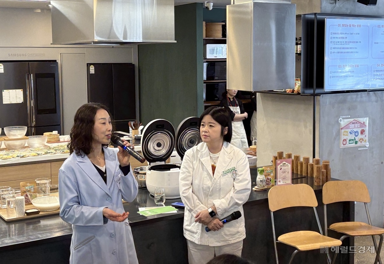 최정윤 샘표 우리맛연구중심 연구 실장(오른쪽)과 이미영 쿠첸 밥맛 연구소 수석이 지난 24일 ‘세미네부엌·쿠첸’ 행사에서 집밥의 가치를 전하고 있다. 육성연 기자