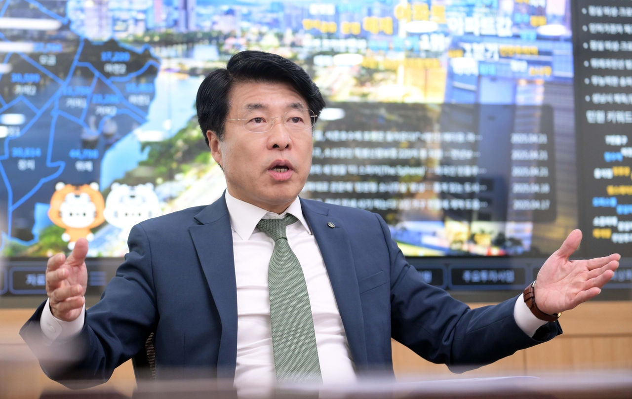 서강석 송파구청장이 지난 21일 오후 서울 송파구청에서 헤럴드경제와 인터뷰하고 있다.  이상섭 기자