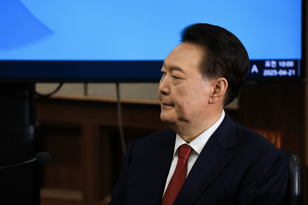 윤석열 전 대통령이 지난 21일 서초동 서울중앙지법에서 열린 내란 우두머리 혐의에 대한 두 번째 정식 재판에 출석하고 있다. 이상섭 기자