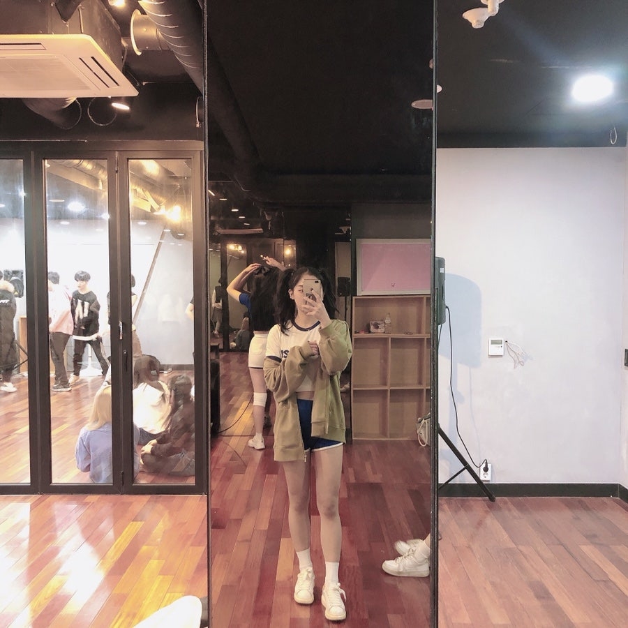 Lee Ye-youn takes a photo in front of a full-length mirror at a practice studio during her trainee days. (Lee Ye-youn)