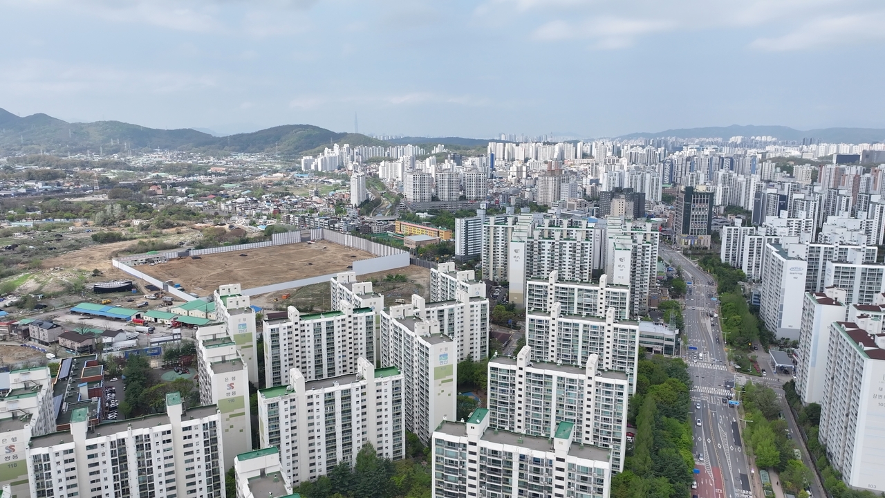 3기 신도시 하남교산지구 일대와 인근 신장동 아파트 단지 모습. 왼쪽은 교산푸르지오더포스트가 지어질 하남시 천현동 A2 블록 부지. [윤병찬PD]